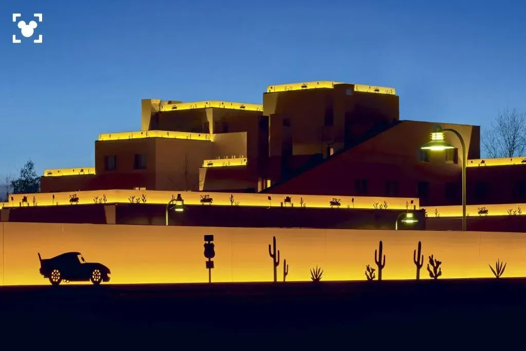 Arquitectura del suroeste americano y neones de la Ruta 66 en el Santa Fe Disney.